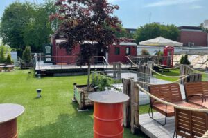 Stellwerk-Blick-auf-Terrasse-und-Barwaggon Stellwerk-Blick-auf-Terrasse-und-Barwaggon